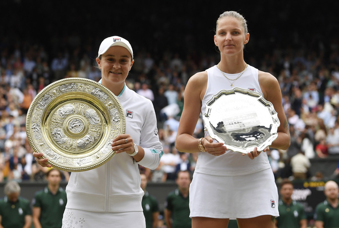 Ashleigh Barty trở thành tay vợt Australia đầu tiên sau 41 năm nâng cao chiếc đĩa Venus Rosewater